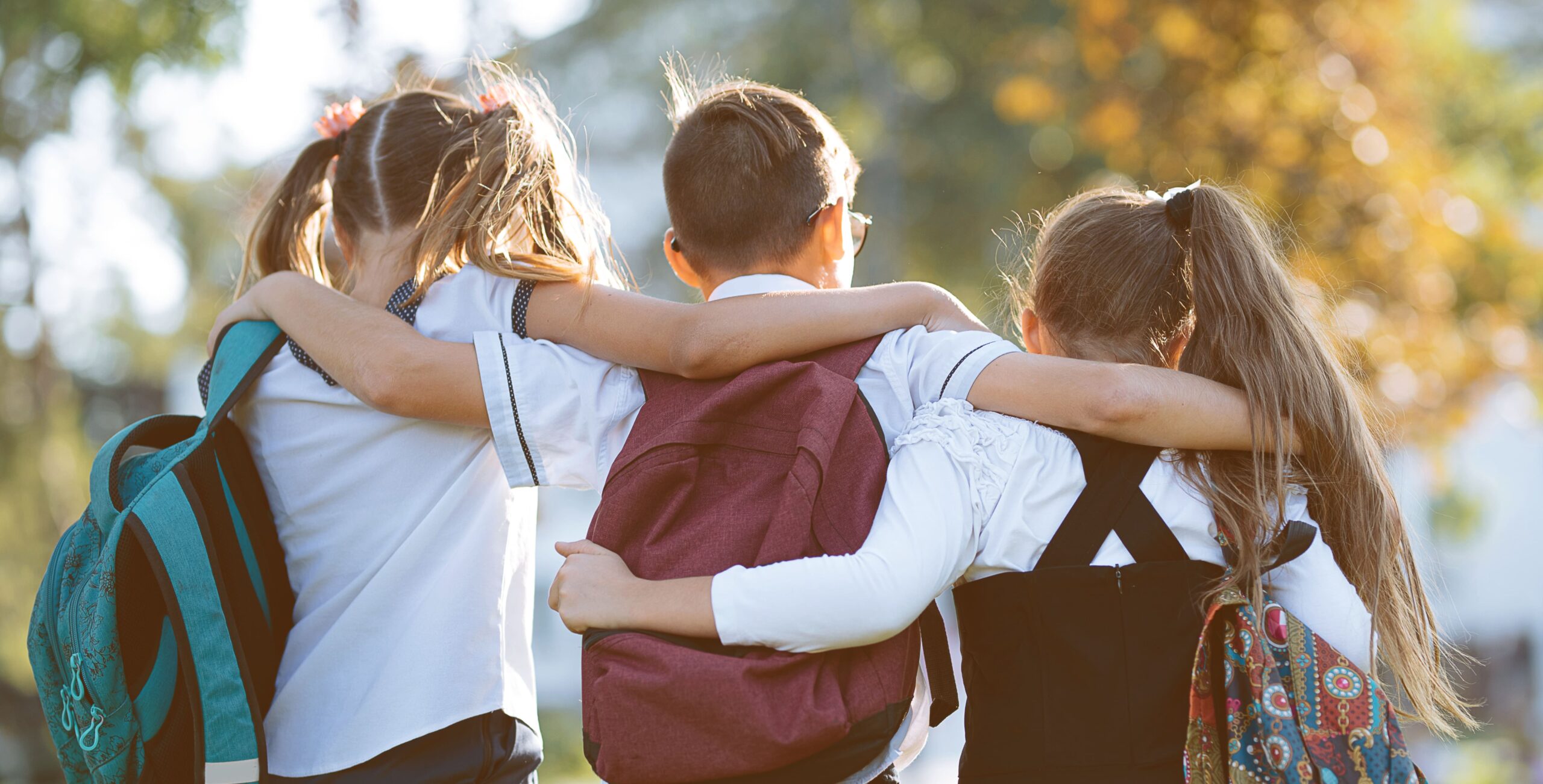 Schulkinder am Weg in die Schule