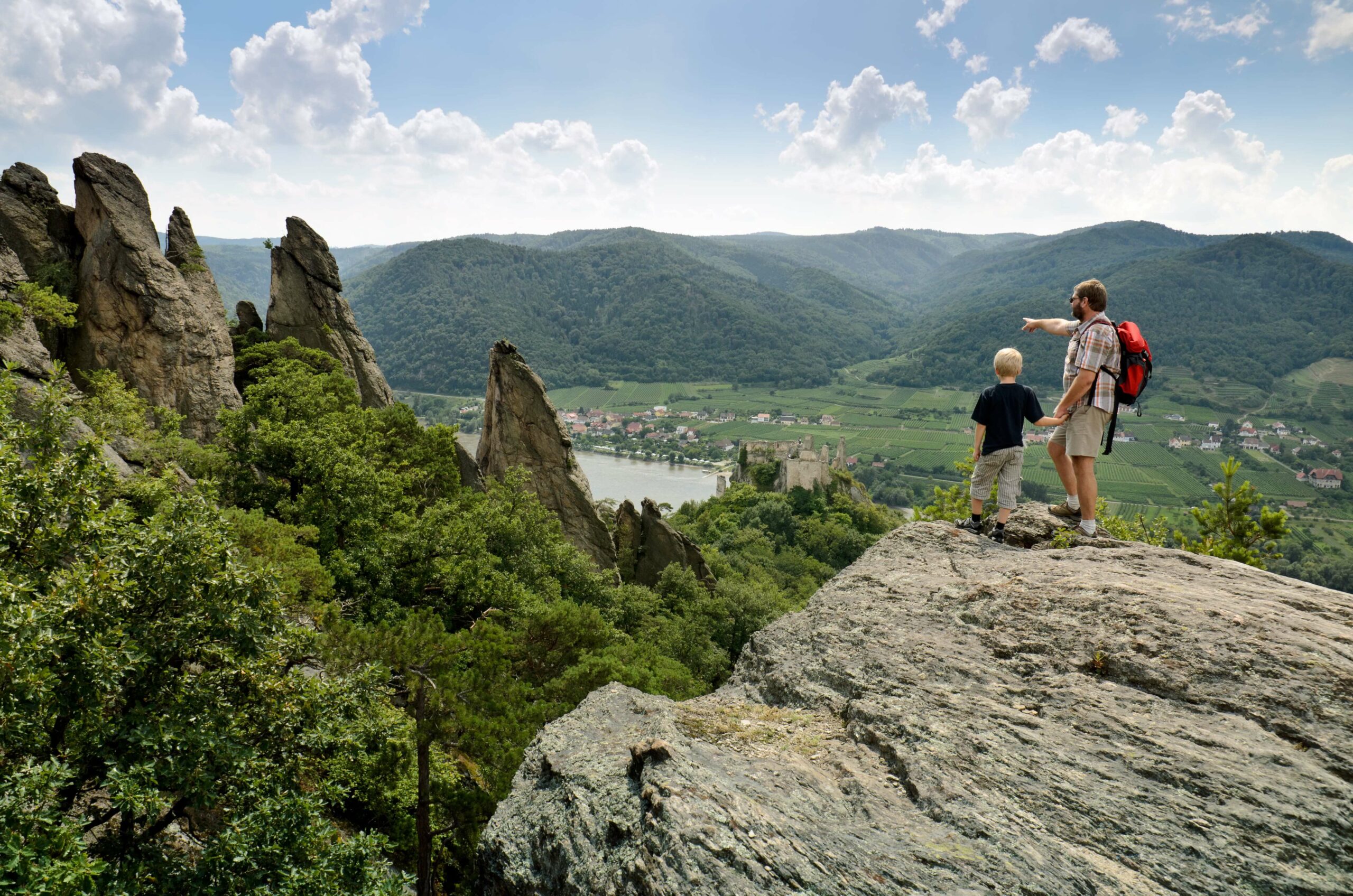 Vater und Sohn beim Wandern in Niederösterreich