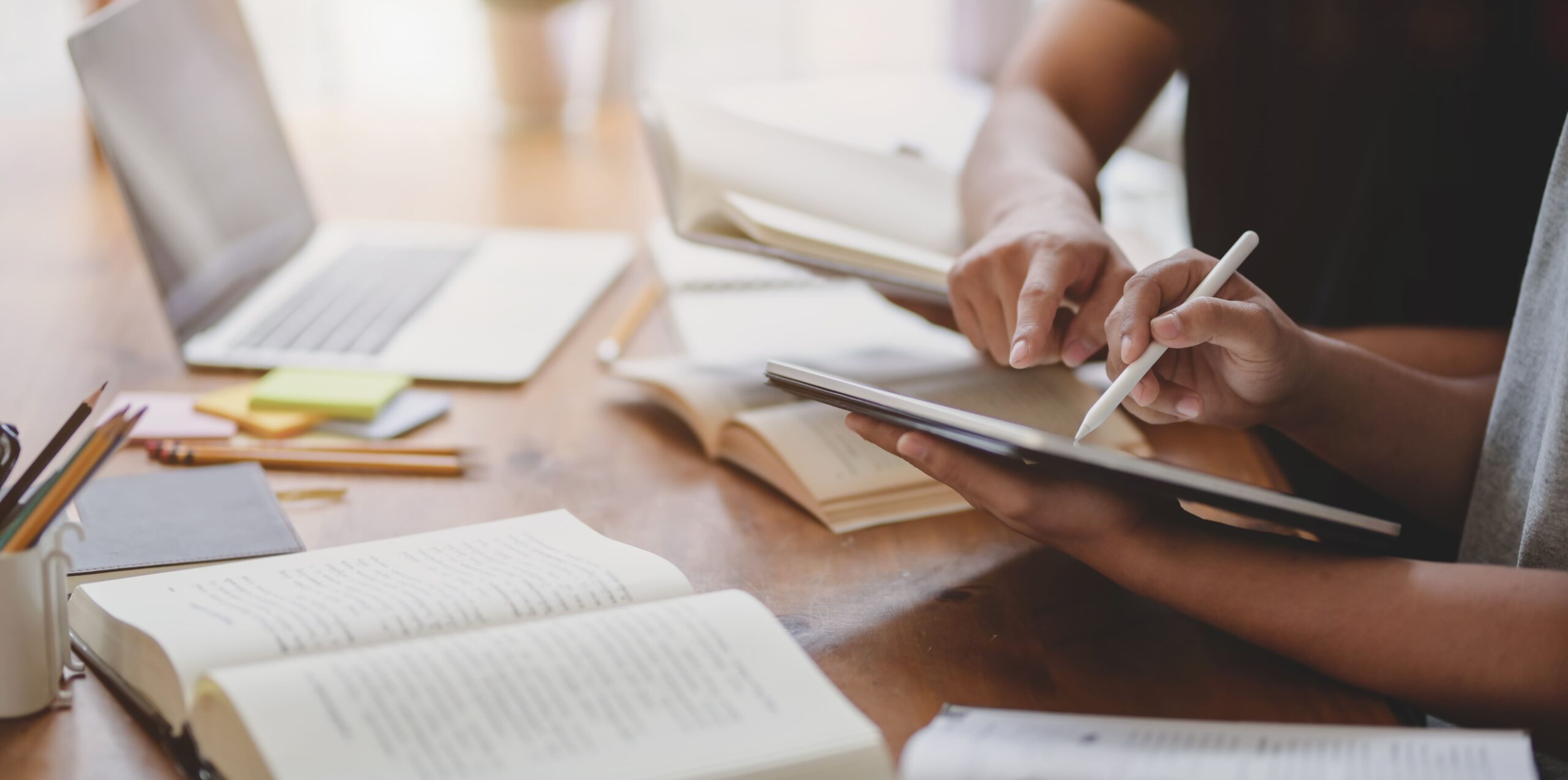 Studierende recherchieren, man sieht einen Laptop