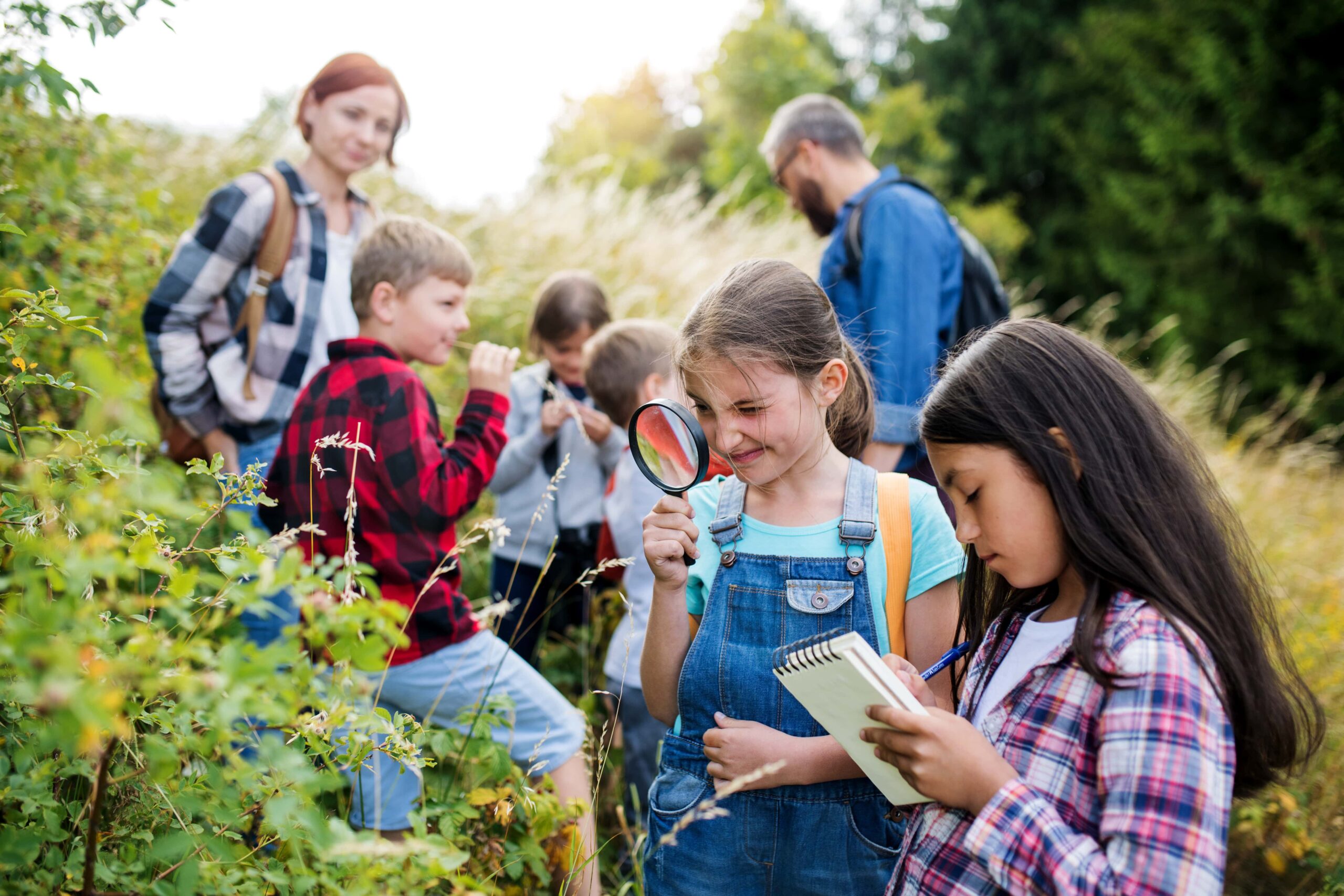 Gruppe von Schulkindern mit Lehrer auf Klassenausflug.