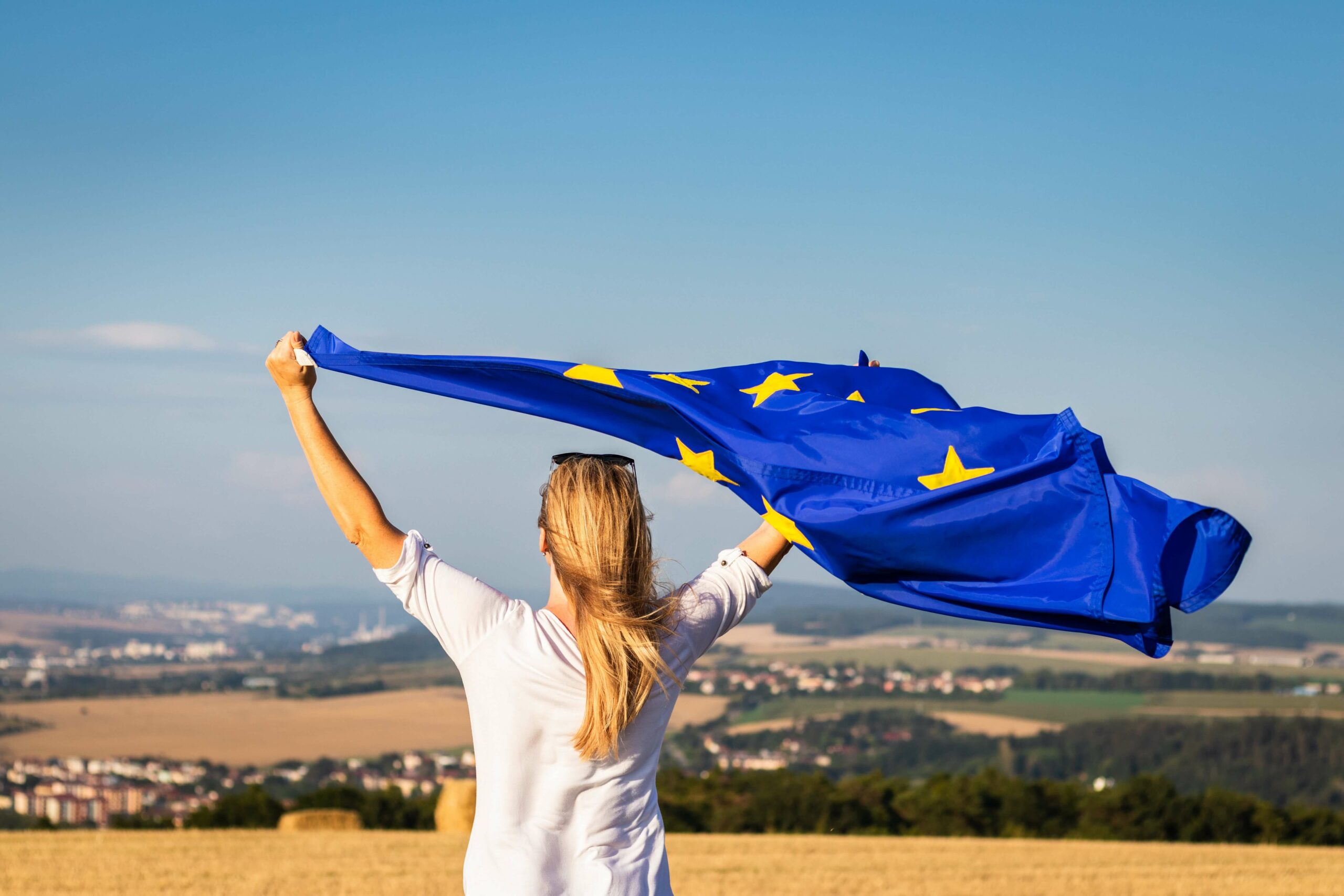 Frau hält eine EU-Flagge