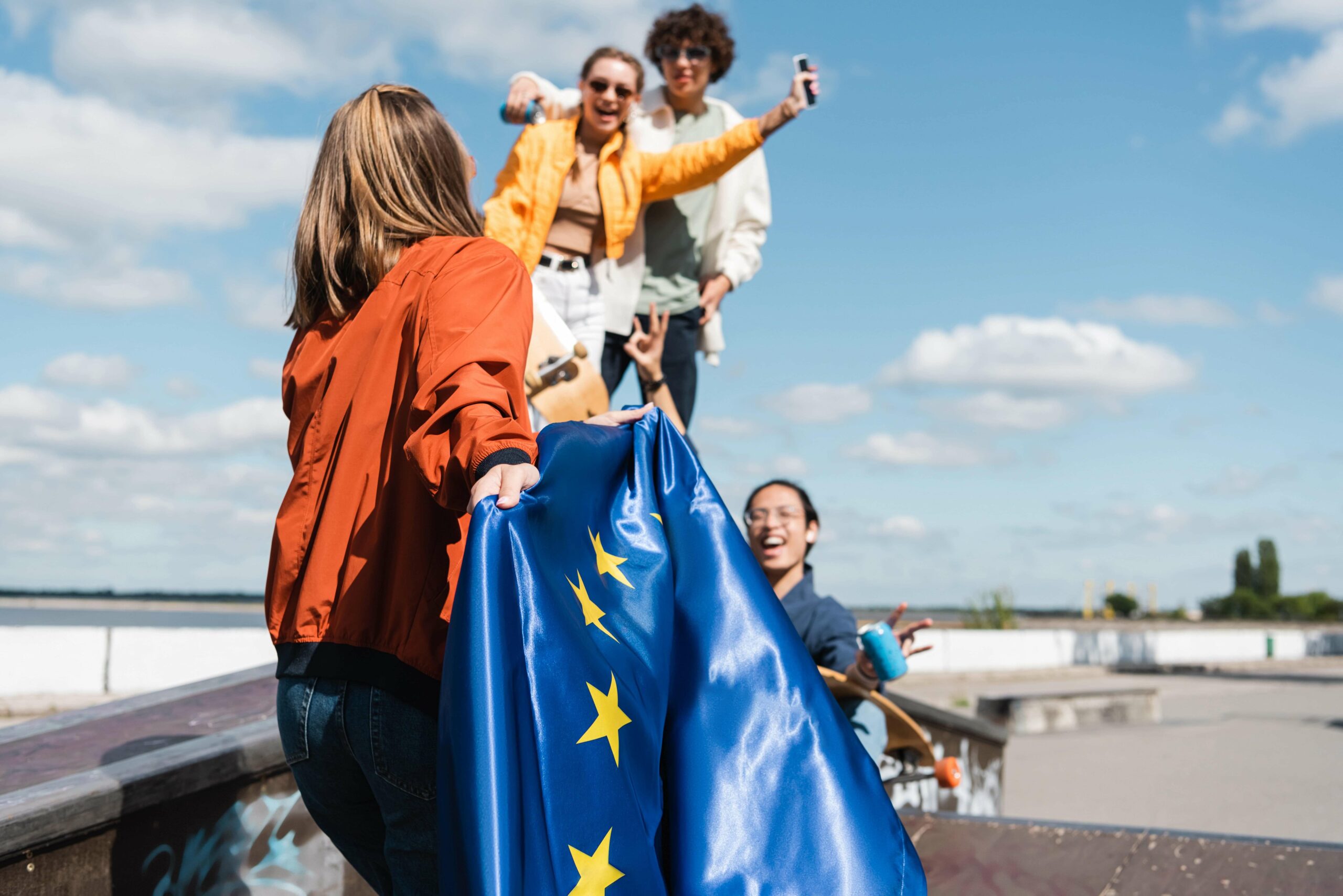 Junge Menschen mit einer Europafahne.