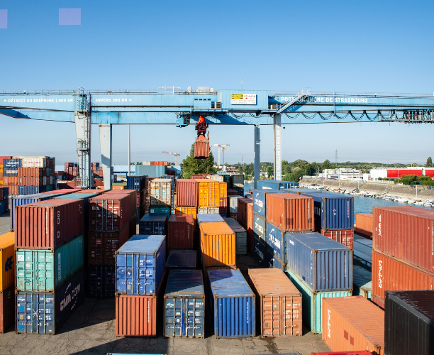 Container bei Hafen