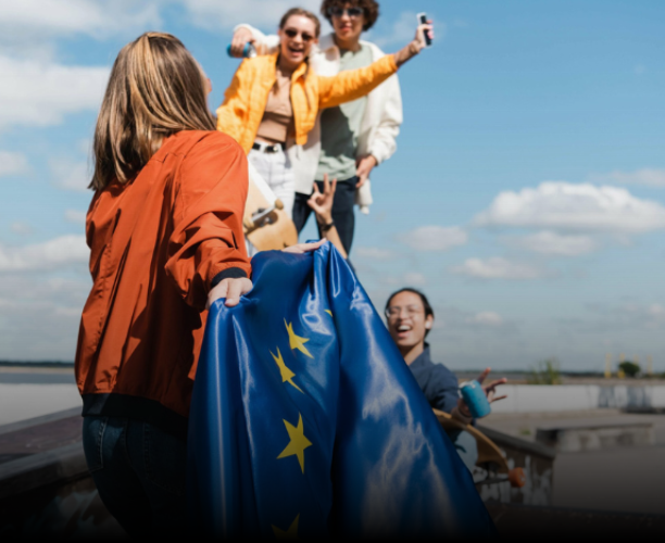 Junge Menschen halten die Europafahne